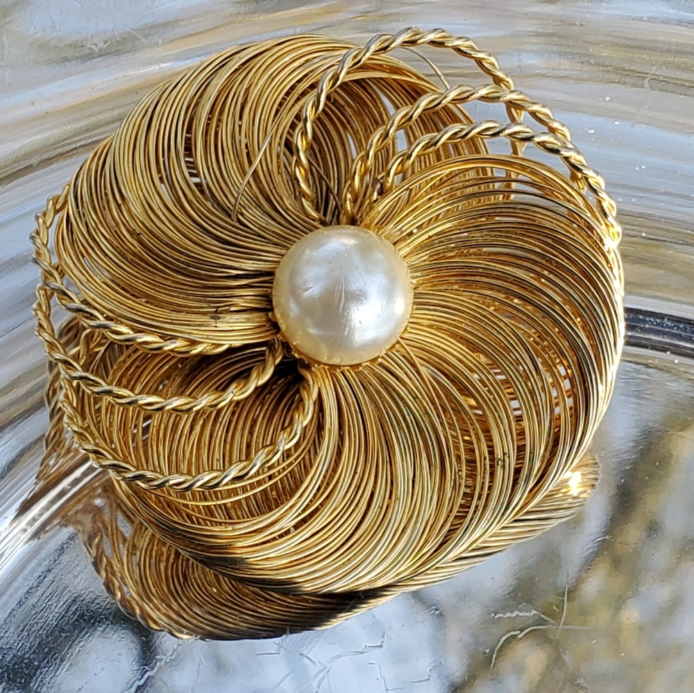 Vintage gold tone swirl pin with glass pearl